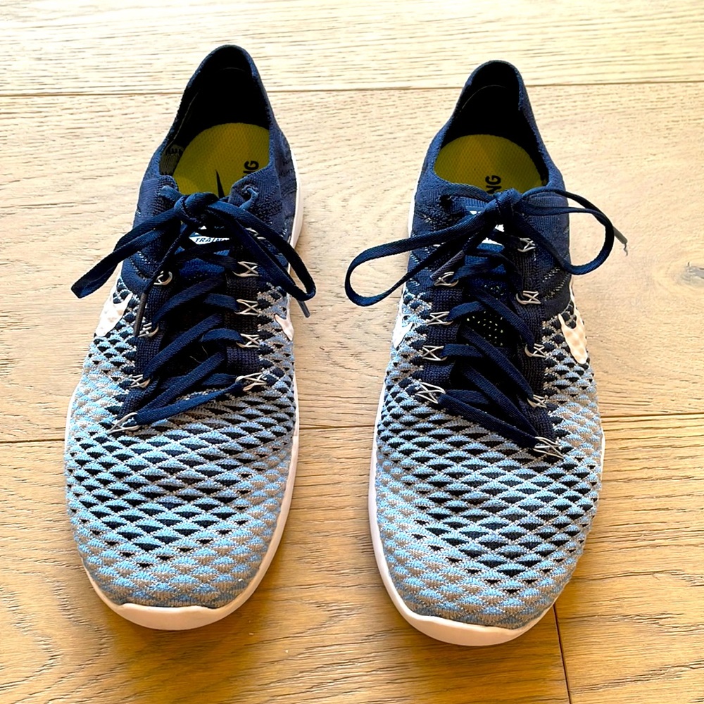 Nike Women's Navy and Light Blue Knit Athletic Shoes